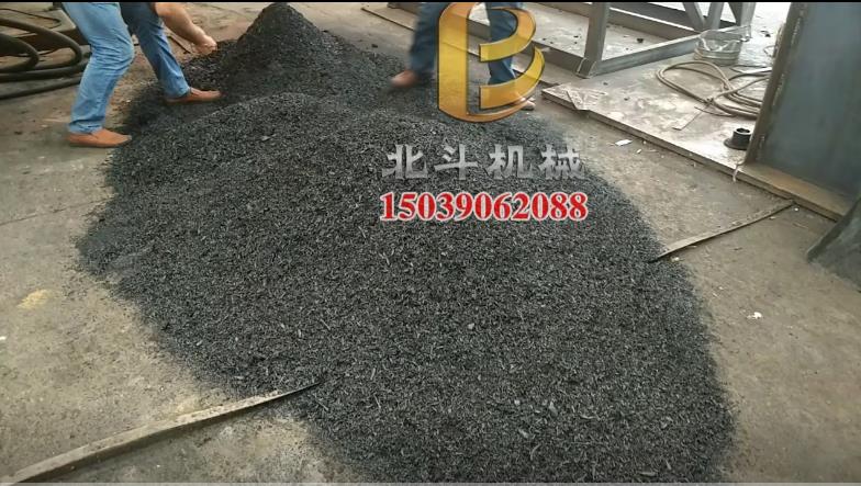 木屑宅男视频在线免费观看机助力碳中和,杉木屑变为生物质燃料