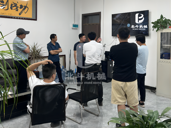 张工为客户讲解宅男视频在线免费观看设备设计理念与生产流程
